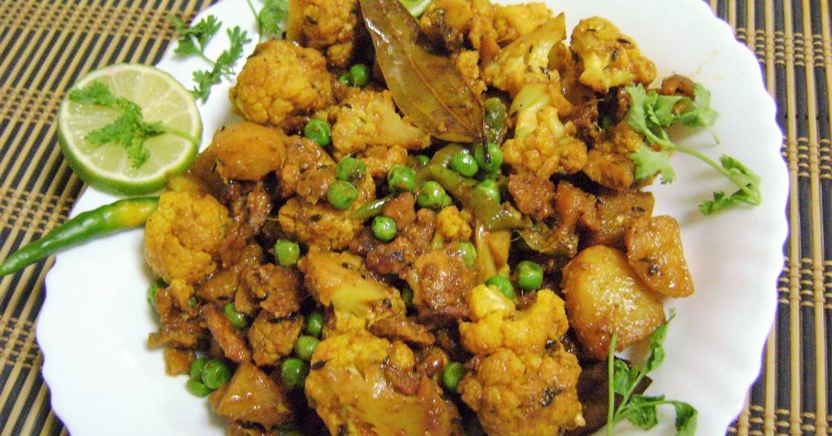 Aloo Phulkophir Dalna (Potato & Cauliflower Curry Bengali Style