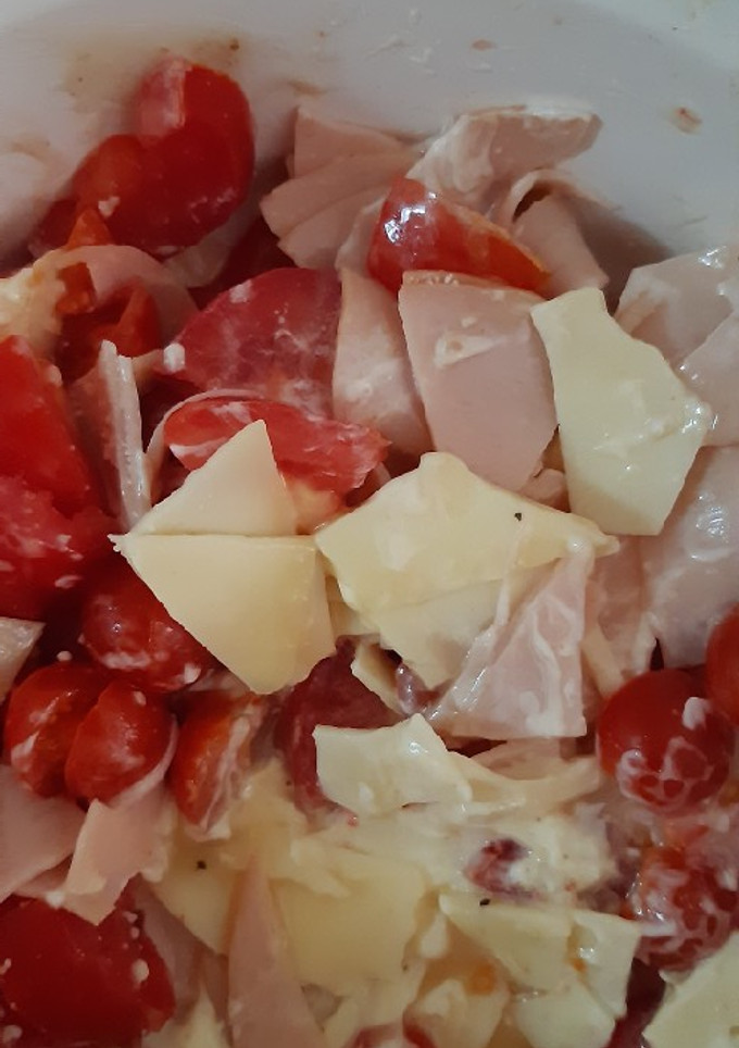 Una foto de Receta de ensalada de tomate grande y tomate cherry jamón queso