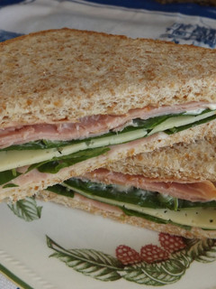 Una foto de Sándwich de galantina de pollo y lacón con berros