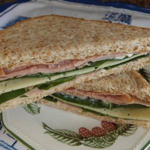 Sándwich de galantina de pollo y lacón con berros