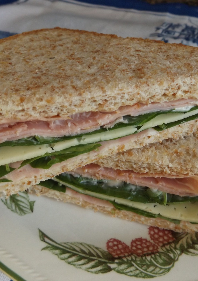 Una foto de Sándwich de galantina de pollo y lacón con berros