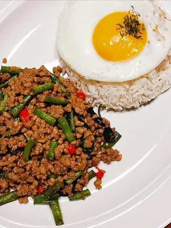 Easy Steps to Make 泰式羅勒炒豬肉碎 THAI BASIL MINCED PORK WITH RICE (PAD KRA PAO) which So Delicious