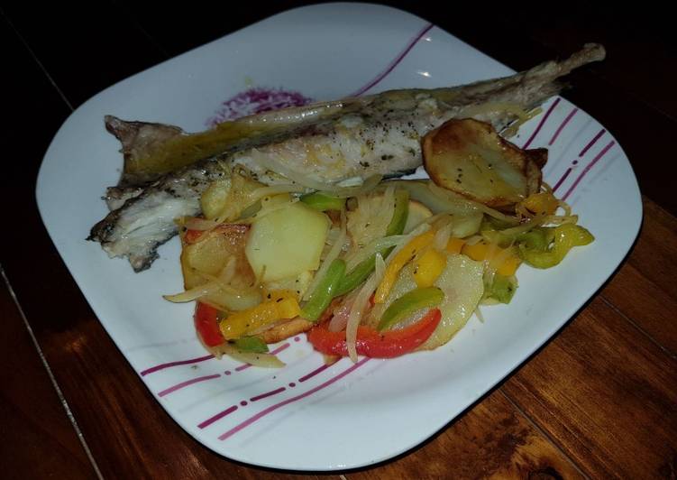 Verdel en papillot con guarnición