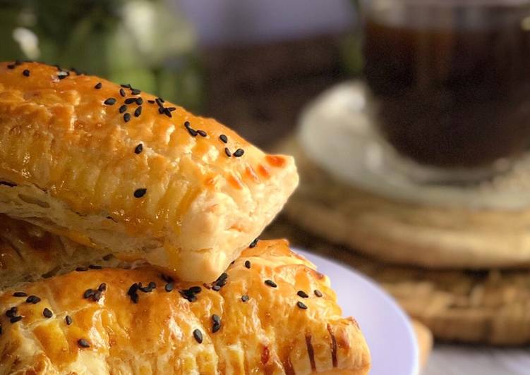 Langkah Mudah untuk Menyiapkan Chicken &amp; Mushroom Puff Anti Gagal