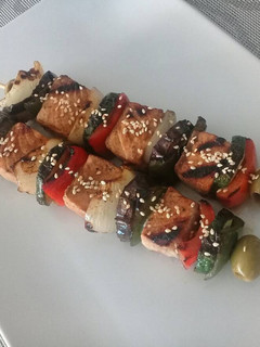 Una foto de Brochetas de Salmón a la Teriyaki