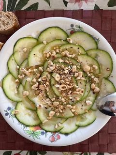 Una foto de Carpaccio de calabacín
