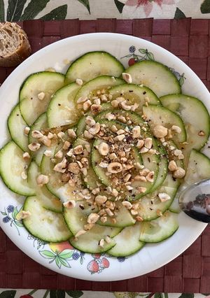 Una foto de Carpaccio de calabacín