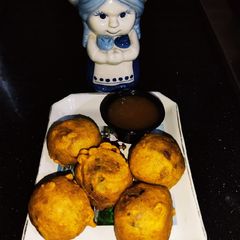A picture of Batata Vada (Potato Pakora).