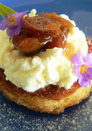 Une photo de Brioche caramélisée, chantilly  confiture de mirabelles