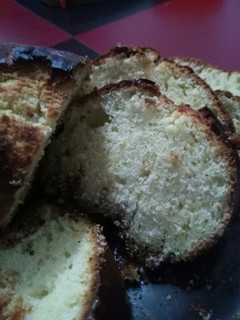 Una foto de Budín de limón relleno de Dulce de Leche clásico