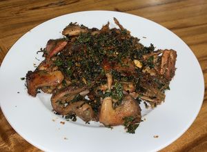 Hình của món Chim cút xào rau răm.