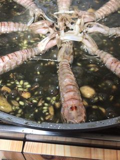 Una foto de Arroz negro de chipirones y galeras