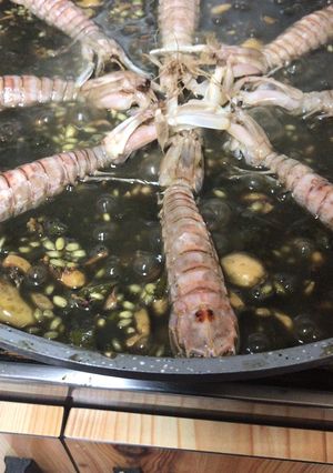 Una foto de Arroz negro de chipirones y galeras