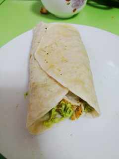 Una foto de Wrap de pollo con lechuga, tomate y palta