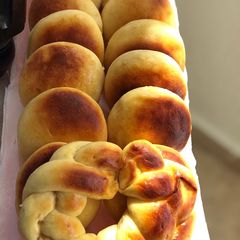 A picture of Milk buns.