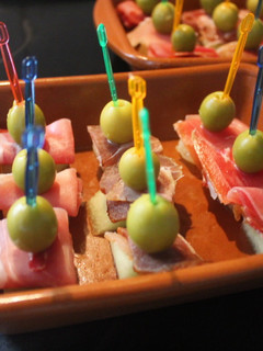Una foto de Pinchos de jamón con melón