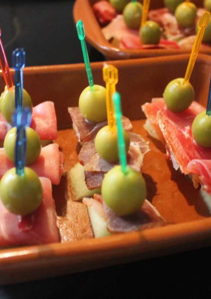 Una foto de Pinchos de jamón con melón