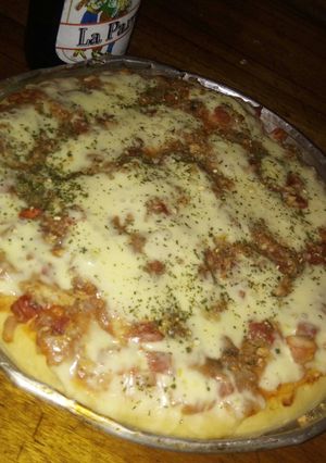Una foto de Pizza de atún y mozzarella