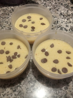 Una foto de Tarta individual de turrón y mango