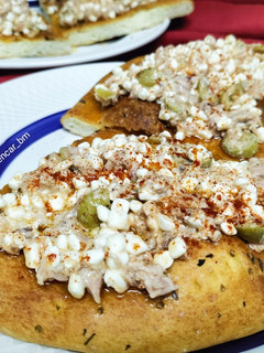 Una foto de Focaccia con queso cottage y atún
