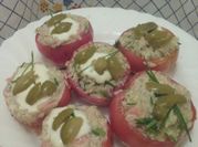 Una foto de tomates rellenos queso