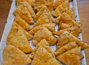 Una foto de Scones de queso y cebolla de verdeo