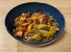 Una foto de Wok tres pimientos al ajo negro