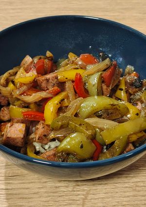Una foto de Wok tres pimientos al ajo negro