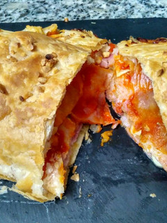 Una foto de Rulo de hojaldre de bacon y queso