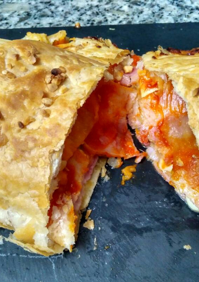 Una foto de Rulo de hojaldre de bacon y queso