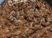 Una foto de frijoles con carne molida