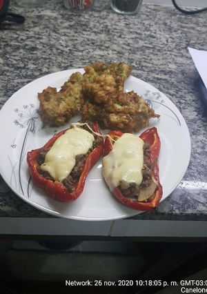 Una foto de Morrones rellenos y bonuelos de lechuga