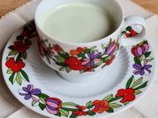 Una foto de matcha latte