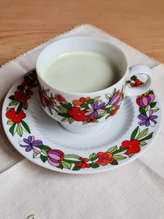 Una foto de Matcha latte con limón 🍵 🥥 🍋 (con leche de coco)