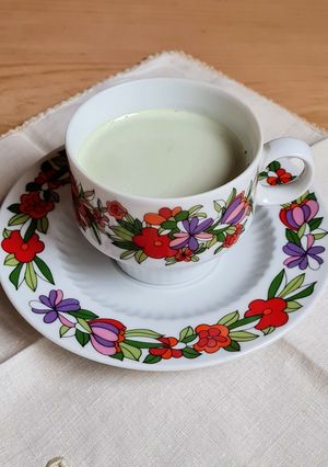 Una foto de Matcha latte con limón 🍵 🥥 🍋 (con leche de coco)