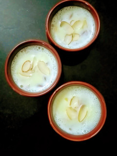 लॉकडाउन स्वीट दूध (Lockdown Sweet doodh recipe in Hindi) रेसिपी मुख्य फोटो