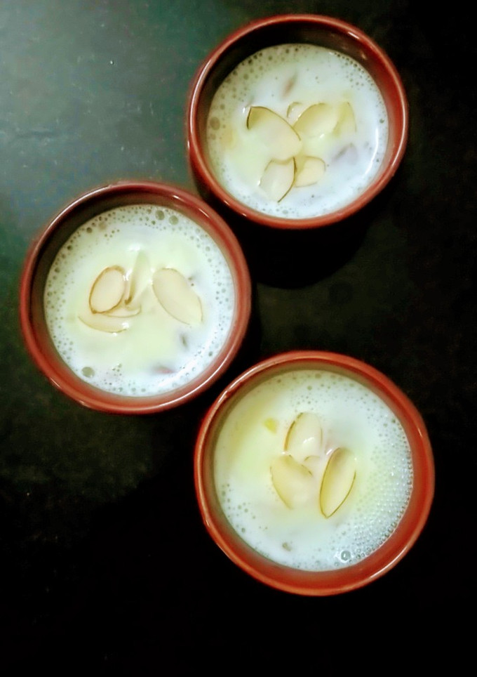 लॉकडाउन स्वीट दूध (Lockdown Sweet doodh recipe in Hindi) रेसिपी मुख्य फोटो