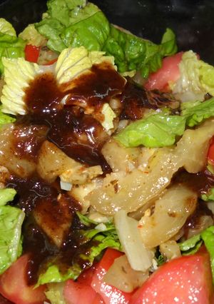 Una foto de Ensalada de berenjenas en escabeche (1) tomate y lechuga