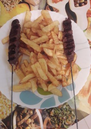 صورة لوصفة بطاطا مقلية مع كباب مشوي