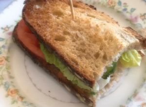 Una foto de Sándwich con pan de masa madre