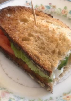 Una foto de Sándwich con pan de masa madre