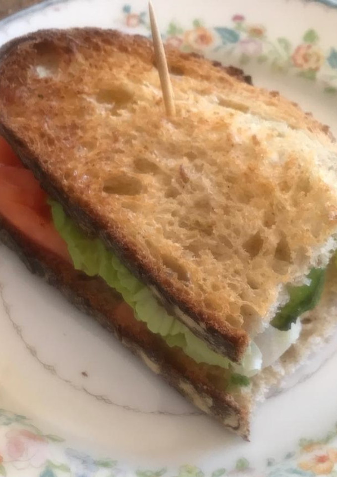 Una foto de Sándwich con pan de masa madre