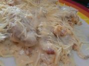 Una foto de carne a la carbonara