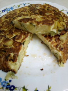 Una foto de Tortilla de patata y calabacín