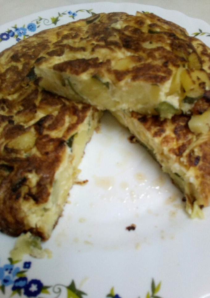 Una foto de Tortilla de patata y calabacín