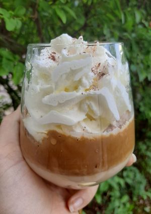O poză a rețetei Cafea dalgona cu frișcă.