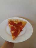 Pizza de pepperoni con orilla rellena