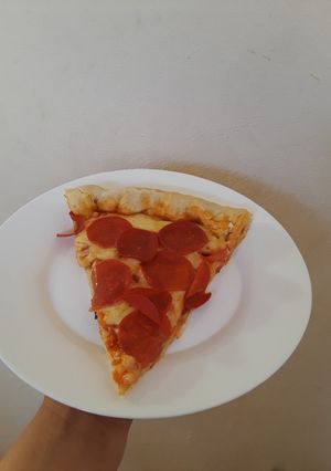 Una foto de Pizza de pepperoni con orilla rellena