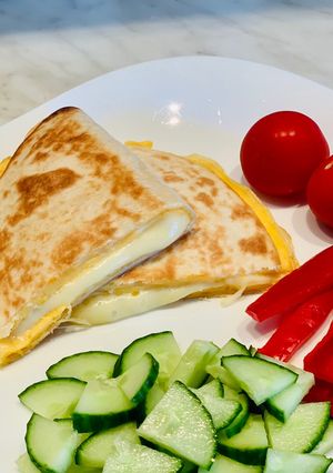 Sajtos omlett tortillában recept fotója