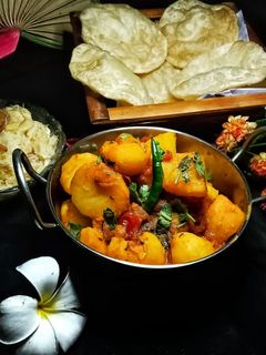 ফুলকো লুচি নিরামিষ আলুর দম (fulko luchi niramish alur dom recipe in Bengali) রেসিপির প্রধান ছবি